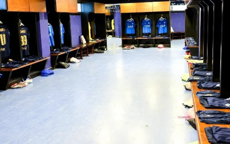 شاهد قميص نادي الزمالك داخل غرفة ملابس استاد الدفاع الجوي قبل المباراة